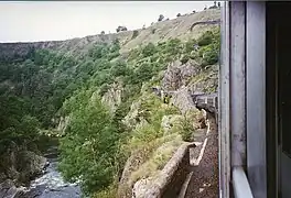 Train Nîmes - Clermont-Ferrand dans les gorges de l'Allier en septembre 1996.