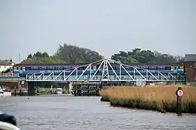 Passage d'un train sur le pont en 2008