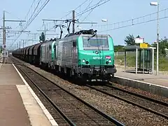 Train de fret provenant de Dijon en gare de Genlis.