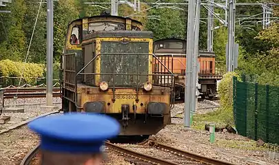 Train nettoyeur sur le raccordement du Jouet d'eau. Quand il coïncide avec l'arrivée d'un train de banlieue, les voyageurs qui en descendent débouchent alors entre les barrières fermées du passage à niveau.