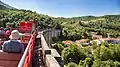 Axat, le Train du pays Cathare et du Fenouillèdes passant sur le viaduc