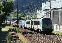 Train montant vers l'Italie à Saint-Michel-de-Maurienne