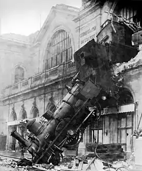La locomotive tombée sur le boulevard du Montparnasse.