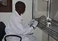 Un HeroRAT reniflant un crachat à la recherche d'un cas de tuberculose