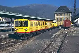 Gare internationale de Latour-de-Carol, où se trouvent le train de voie internationale de la SNCF originaire de Toulouse, le train de la Renfe originaire de Puigcerdà et Barcelone, et le Train Jaune (sur la photo) qui communique avec beaucoup de villages de la Haute Cerdagne et du Conflent