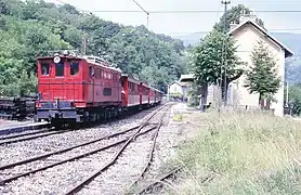 Un train circulant sur la voie directe de la gare en juin 1988.