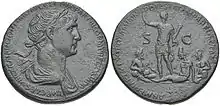 pièce de monnaie ; d'un côté, un buste d'homme de profil ceint de laurier, entouré d'inscriptions ; de l'autre, un homme debout portant les lettres S et C, et trois hommes assis à ses pieds.