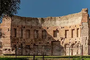 Vestiges de l'exèdre abritant une des deux bibliothèques des thermes de Trajan.