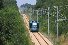 Un tram-train à destination de Nantes, peu avant la gare de Nort-sur-Erdre, sur une portion rectiligne.