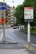 Station de tramway Genève, Maison de la Paix avec la signalétique rappelant la présence de la gare à proximité.