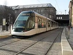 Vue d'une rame de la ligne C depuis l'extrémité de la station.