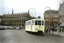 L'ancien tramway en mai 1955 qui traversait la place