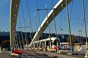 Pont Raymond-Barre avec le tramway T1.