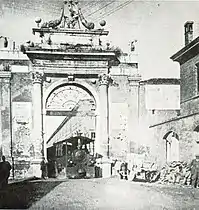 Locomotive du tramway Forlì-Ravenne passant sous la Porta Nuova.