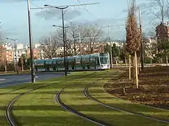 Tram près du parc de la Butte-du-Chapeau-Rouge.