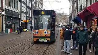 Rame dans la rue piétons-tramways donnant sur la Rembrandtplein (2022).