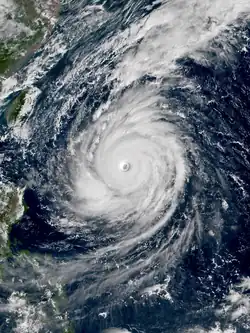 Pic d'intensité du typhon Trami au sud d'Okinawa le 25 septembre