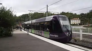 Vue d'une rame du tram-train de l'Ouest lyonnais arrêtée à la gare de l'Arbresle.