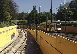 Tram 52 en direction de Drogenbos arrive à De Wand en 1994. À gauche, les futures voies des trams 19 et 23 vers le tunnel du Centenaire.