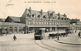 Tramway Mékarski devant l'ancienne gare de Saint-Quentin