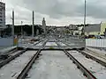 Image représentant le pont René Coty en travaux avec les rails posés et une passerelle métallique temporaire afin de permettre aux piétons de traverser les voies.