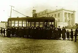 Le tramway devant l'actuel Bureau de poste vers 1917.