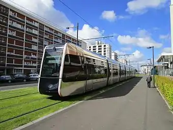 Le tramway avenue du Général de Gaulle.