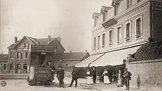 Gare d'Eu, l'hôtel de la gare et le tramway en 1904.