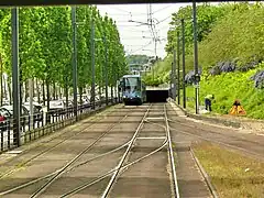 Avant gare du terminus Boulingrin. Les cinq voies sont noyées dans le béton rouge.