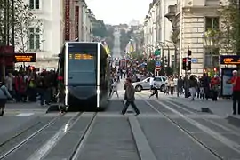 Le tramway avenue de Grammont. Dans le prolongement : rue Nationale puis, au dernier plan, avenue de la Tranchée (Tours-Nord).