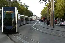 Le tramway de Tours, ici place Jean Jaurès. Son design très moderne lui donne une esthétique originale.