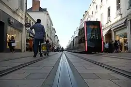 Un tramway vu de dos, rue Nationale.