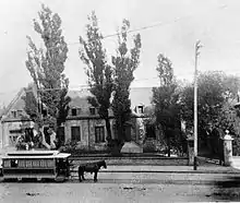 Tramway hippomobile au Château Ramezay, rue Notre-Dame, vers 1870