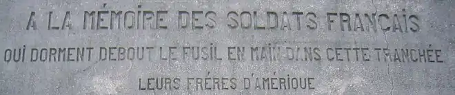 Plaque : À LA MÉMOIRE DES SOLDATS FRANÇAIS QUI DORMENT DEBOUT LE FUSIL EN MAIN DANS CETTE TRANCHÉE LEURS FRÈRES D'AMÉRIQUE (sic)