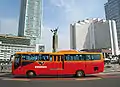 Un bus TransJakarta en face du rond-point.