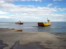 Ferry faisant la navette entre l'île et le continent.