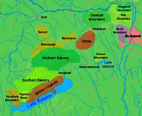 Carte des subdivisions du massif de Transdanubie avec les collines de Buda à l'est.