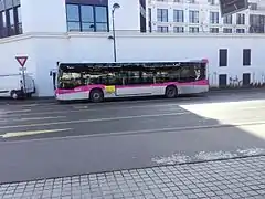 Autobus de l’ancien réseau de bus de Pep's stationnant en gare routière du Val d'Europe.