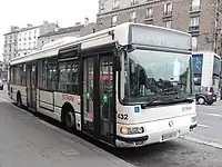 Irisbus-Iveco Agora Line no 432 devant la gare de Villeneuve-Saint-Georges.