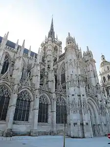 La cathédrale restaurée révèle la blancheur de la craie dont elle est construite.