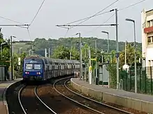 Rame du Transilien au départ de la gare de Maule.