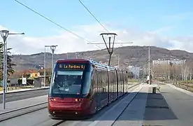 Le tramway sur pneus de Clermont-Ferrand, près du stade Gabriel-Montpied.