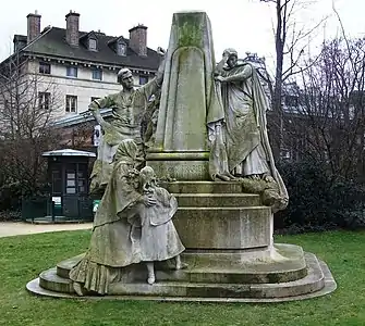 Monument à Ludovic Trarieux dans le square Claude-Nicolas-Ledoux à Paris, amputé du buste.
