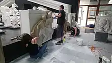 Travail des restaurateurs sur les métopes du Parthénon d'Athènes