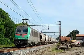 Le 15 juin 2011, la pelleteuse évacue les coupons de rail de la voie 7 Évitement de La Vavrette-Tossiat déposée la veille.