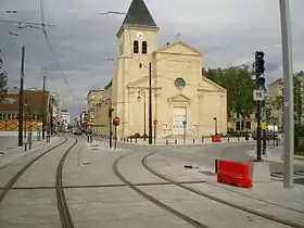 La ligne du tramway T1 Ouest passant devant l'église Sainte-Marie-Madeleine (juillet 2012).