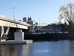 Pile centrale et culée nord de la passerelle vues de la rive gauche, en 2021.