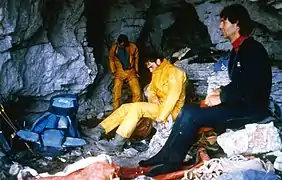 Équipement dans la grotte-vestiaire proche du T13 (Torca del Alba). De gauche à droite, Jean-Yves Bigot, Joan Erra et Pat Genuite.