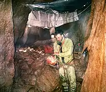 Jean-Yves Bigot au bivouac (-755 m) dans la Nouvelle branche du T10.