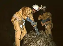 Joan Erra et Bernard Vidal lèvent la topographie avec une « boîte Vulcain » dans le T13 (Torca del Alba).